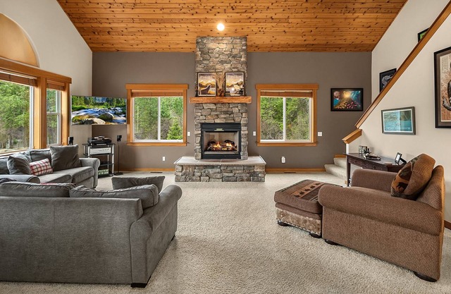 Cascade Pines - Private Hot Tub | WiFi | Summer Pool!