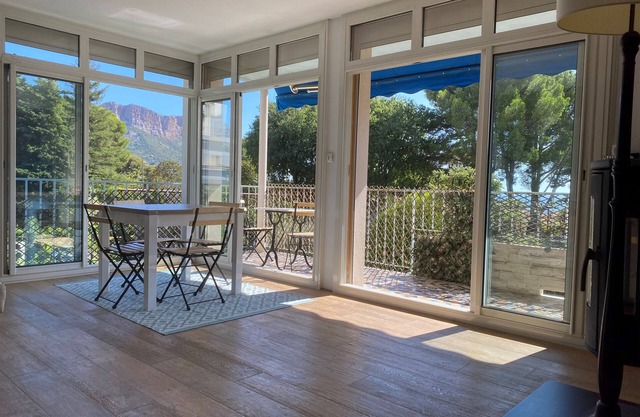 Cassis - lovely apartment very bright, downtown, sea and castle