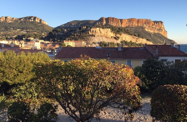 Cassis T2 air-conditioned south-facing with parking - 50m from port
