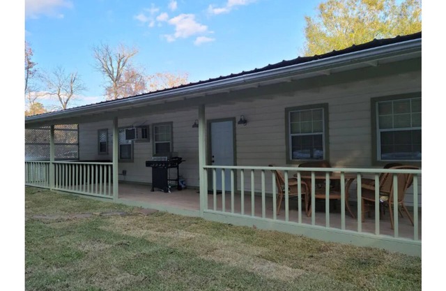 Cast Away - 2 Bedroom Bungalow with Hot Tub