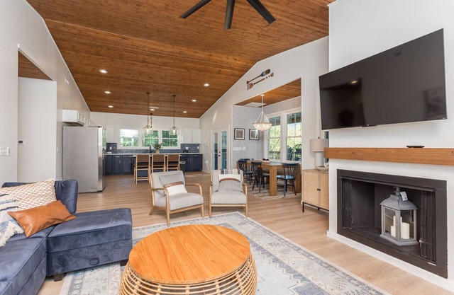 Castaway Cottage River Vibes Riverfront with amazing views of Shen River Fire Pit New Construction