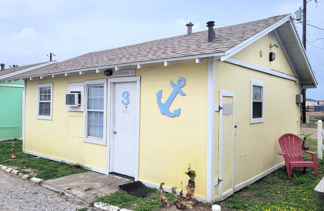 Castaway! DB3-2 Bedroom/1 Bath Standard Cottage, Walk to the Beach, Dogs OK!