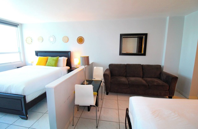 Castle 1221 Large studio with free parking, pool, tennis, gym, beach access, tiki bar.