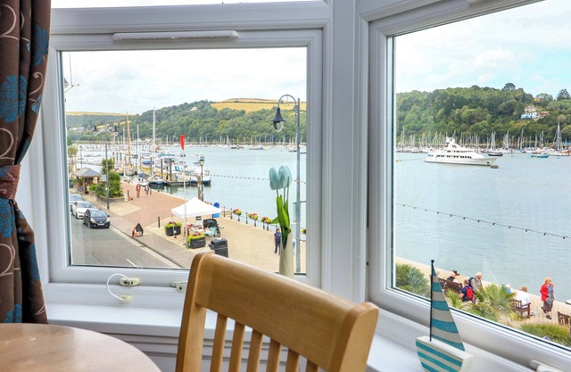 CASTLEVIEW APARTMENT, 21 SOUTH EMBANKMENT in Dartmouth
