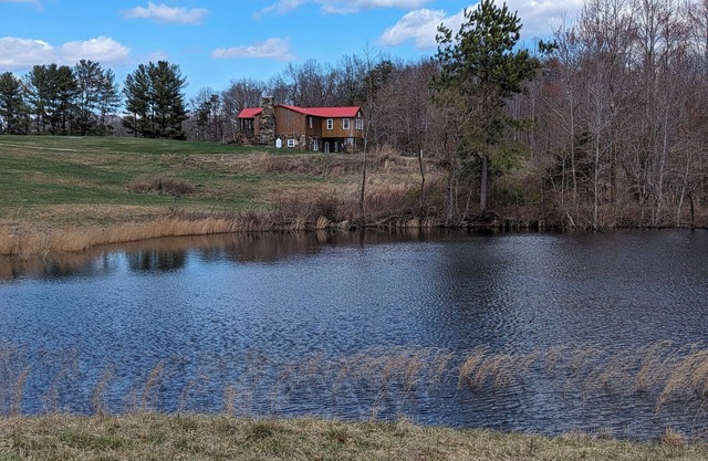 Cattle farm getaway in Virginia's best wine & beer country! Fiber Optic Wi-Fi!