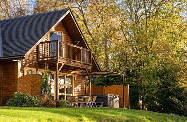 Cawdor Diamond Lodge with hot tub and Loch views