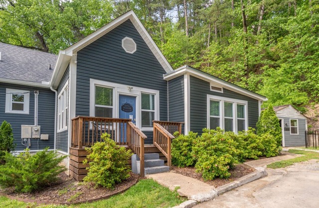 Cedar Blossom Bungalow - Pet friendly getaway with a 5 min walk to downtown