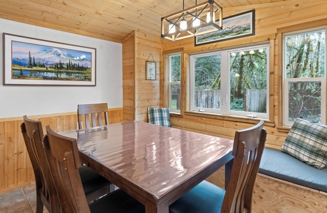 Cedar Cabin at Rainier Entrance w/Hot Tub and Cinema