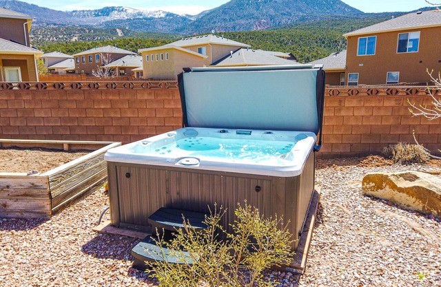 Cedar Canyon Getaway with hot tub!