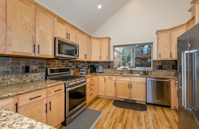 Cedar Crest By Tahoe Getaways - Private Hot Tub- Walk to Park and Downtown Truckee