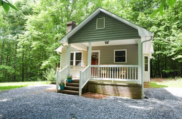 Cedar Run Cottage - secluded romantic getaway, by Buffalo Mountain Getaway