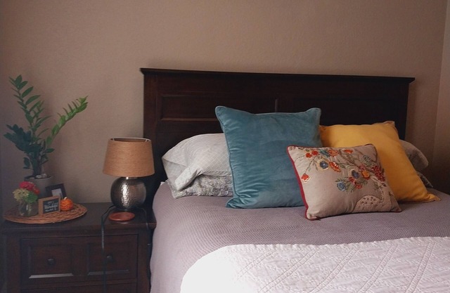 Cedarburg 2 br apartment sleeps 1-6 guests in prime location on Washington Ave