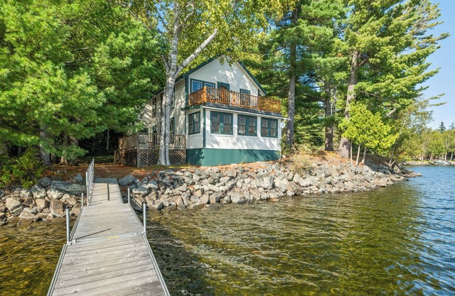 🐾Cedarcliff - One of a kind private location on the edge of Rangeley Lake, dog friendly