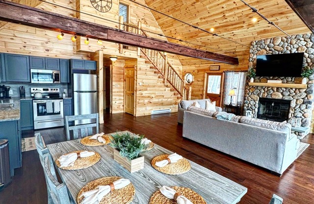Cedars Log Home : Brand New Lake Front w Kayaks & Hot Tub!