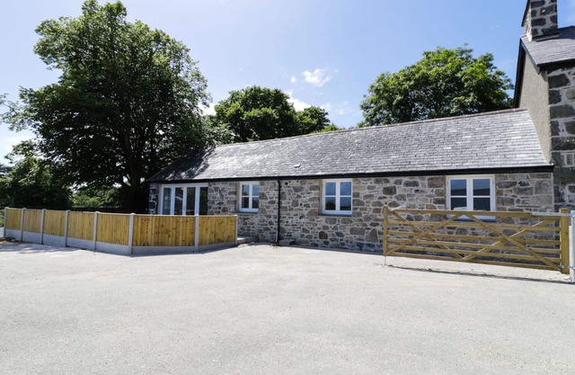 CEFN BRYN BACH, pet friendly, character holiday cottage in Criccieth