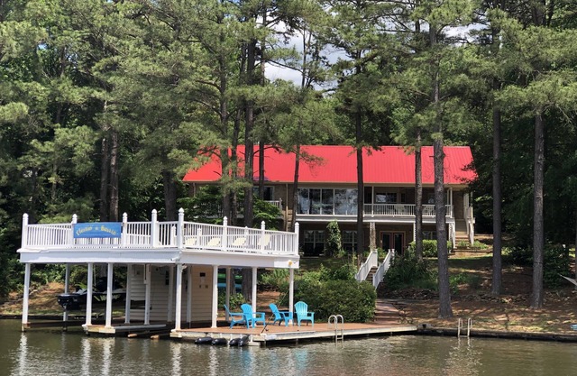 Celebrate Christmas at the Lake! Christmas Tree! Pool Table, Ping Ping & More!