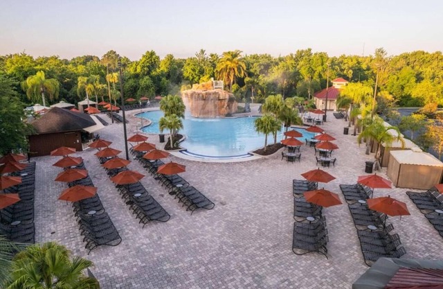 Celebration's Hidden Gem! Swimming Pool, Full Kitchen, Free Shuttle!