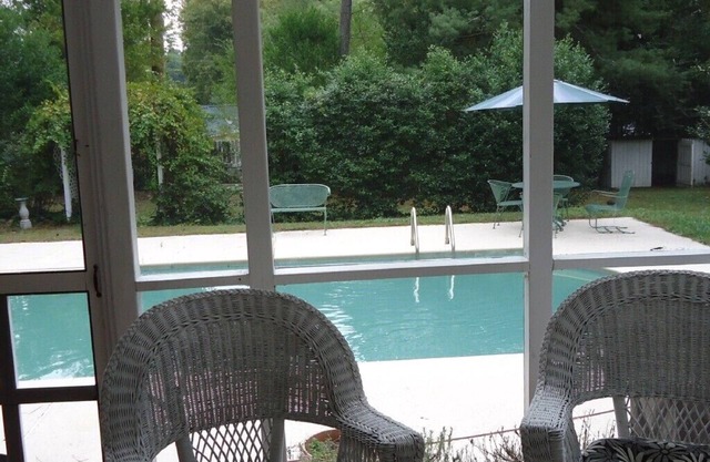Center of Old Town, private pool, and walk to restaurants and bars!