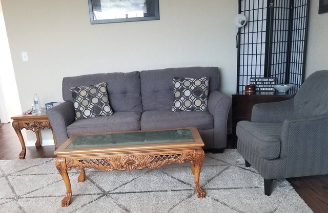 Center of Town w/Fireplace - free Wi-Fi.