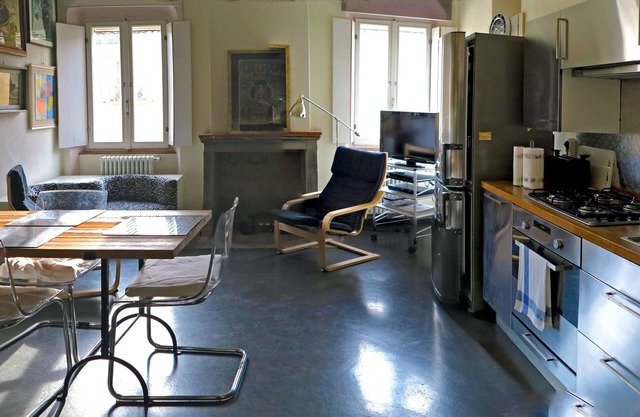 Center, wi-fi, air-conditioned, utilities room and bathroom linen cleaning included.