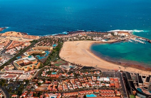 Central Position close to Beach, Sunny Balcony, Communal Pool, heated wintertime