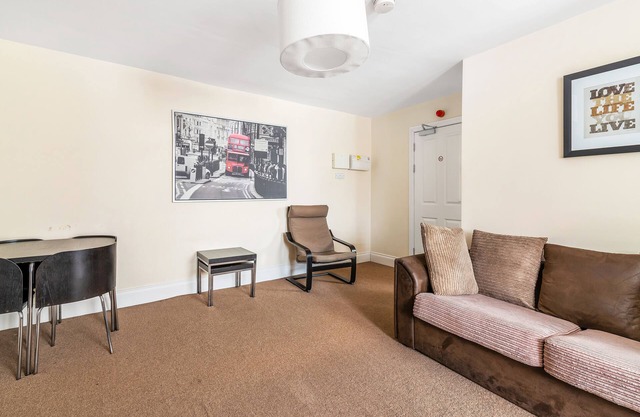 Central 1 Bed Flat with free parking