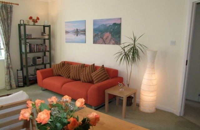 Central 2-Bedroom Apartment with private parking - home from home