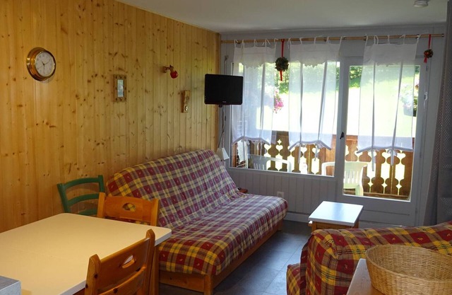 Central 2BR + Cabin, Sleeps 5 - Near Shops, ESF & Pistes, Parking Included