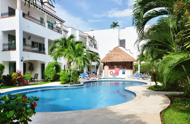 Central 2BR, Private Roof, Large Pool, Dedicated Parking, Fast Wi-Fi, Smart TV