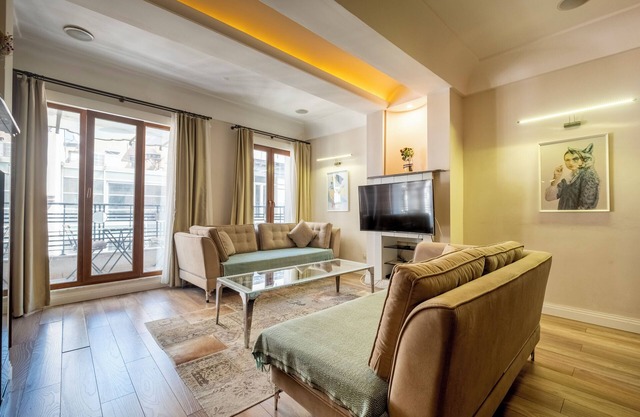 Central 3-bedroom apartment with AC and elevator in Istanbul
