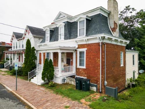Central 4BR Historic Gem Near Colleges