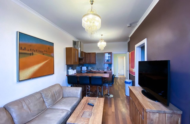 Central 5 bedroom apartment, minutes from Royal Mile