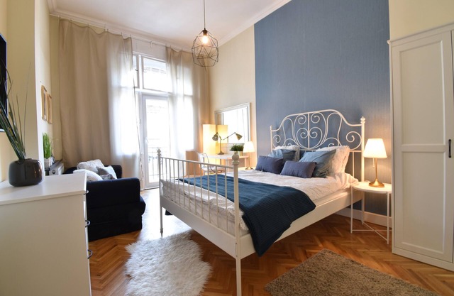 Central 6 bedroom/5 bathroom with balconies