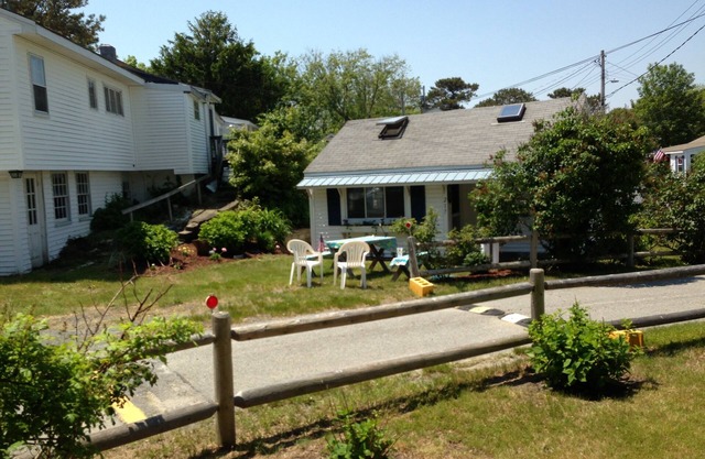 Central air, dog friendly walk to beach in this 2 bedroom family cottage