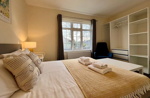 Central Apartment: Free Parking with EV Charger