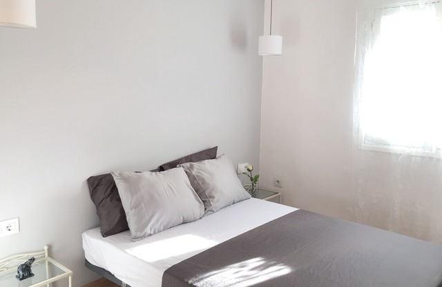 Central apartment on the banks of the Guadalquivir overlooking the Giralda.
