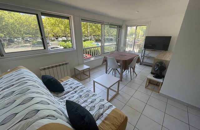 Central Apt: 2BR, Pool, Parking, Steps to Port & Beach