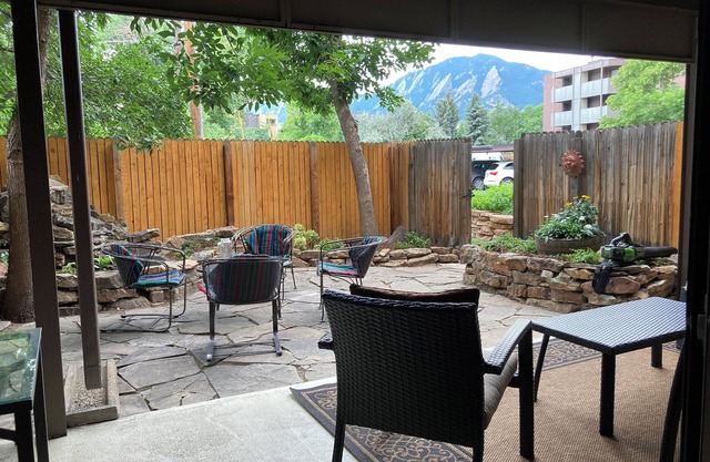Central Boulder & Close to Everything - Fully Furnished Blocks to Pearl St.