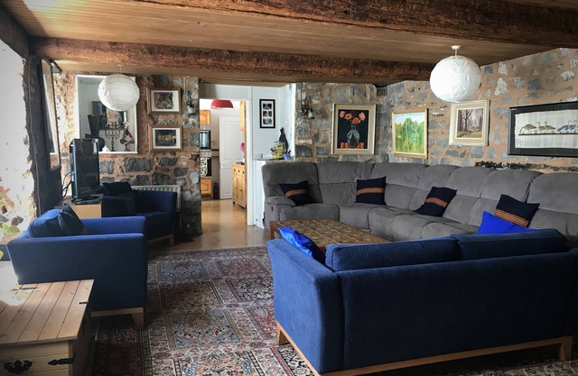 Central character home, parking/garden/pizza oven, 3 minutes level walk to beach