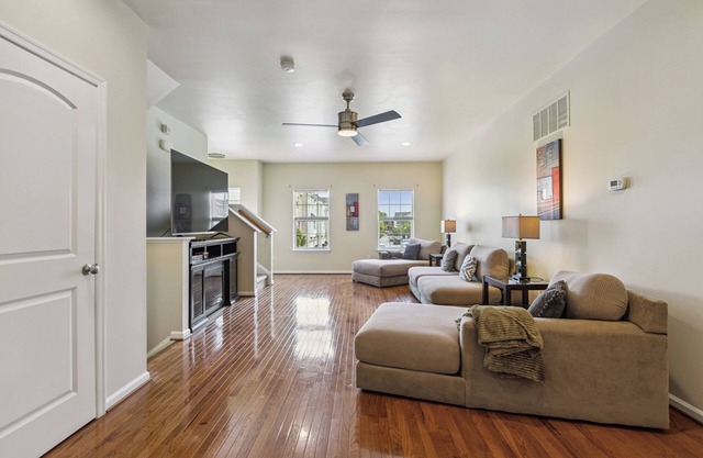 Central Christiana Moderno - 3-BR Townhome in delightful Newark with AC and more
