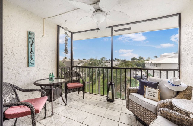 Central condo w/pool & short walk to restaurants