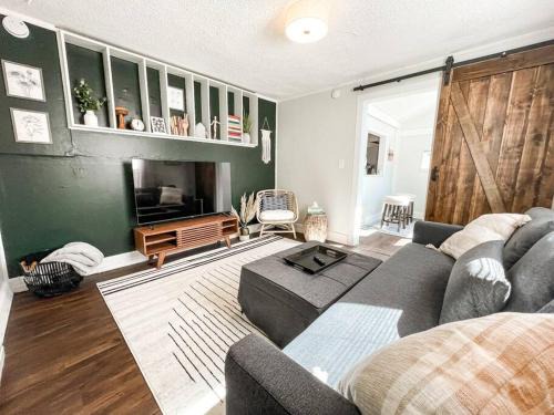 Central, Cozy Getaway / mins to downtown/stadium