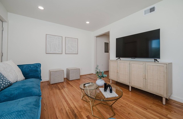 Central Duo Suites- Ample Parking/King Beds/Groups