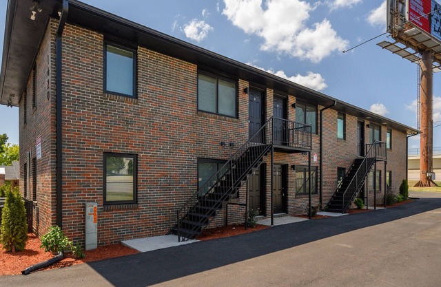 Central Duo Suites - Big Groups/Parking/Queen Beds
