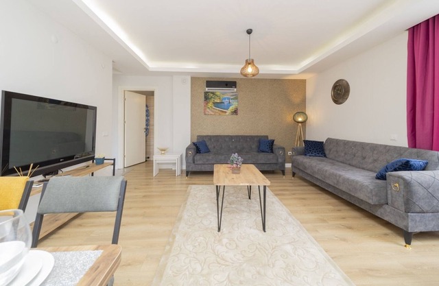 Central Flat w Balcony Near Hadrian in Antalya
