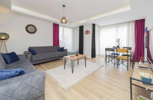 Central Flat w Balcony Near Hadrian in Antalya