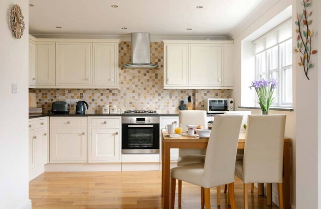 Central Home Near The Sea and Town with 2 Bedrooms