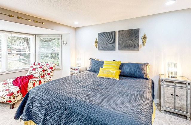 Central Home with Large Yard, Full Kitchen, Private Washer/Dryer & Smart TVs