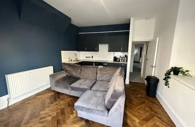 Central Hove 2 Bedroom Flat BN342AWES