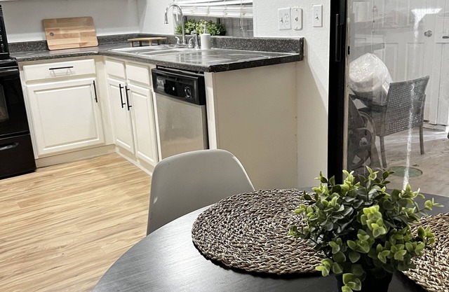 Central Las Vegas Townhouse Near Airport Hospital & UNLV